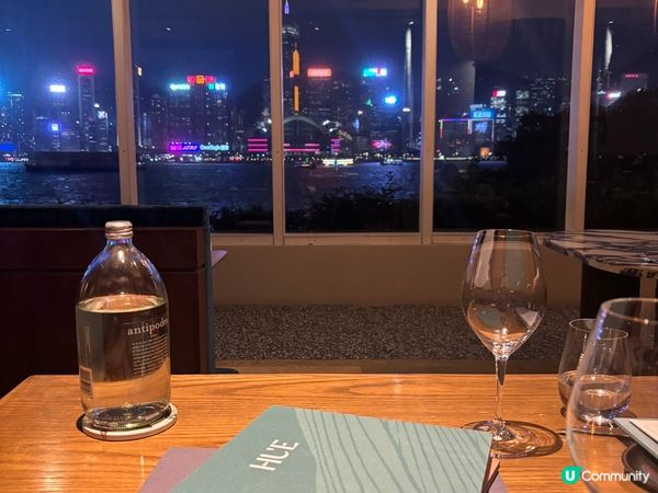 早前的生日飯來到了尖沙咀藝術中心的HUE，餐廳景觀對正維港景...