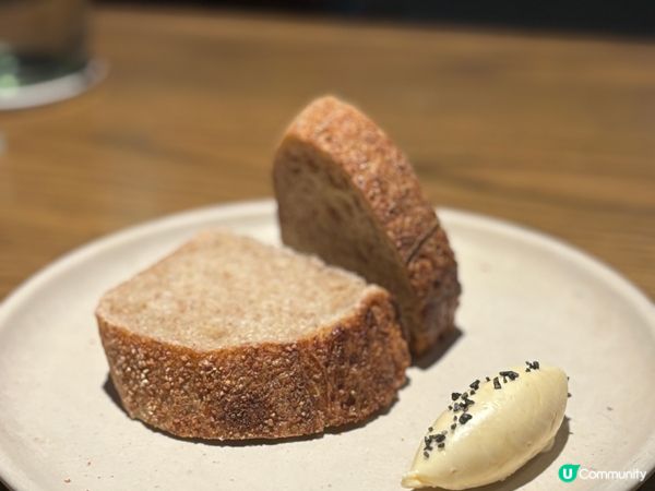 早前的生日飯來到了尖沙咀藝術中心的HUE，餐廳景觀對正維港景...