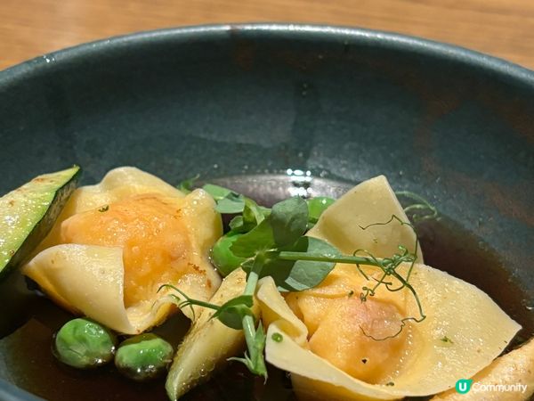 早前的生日飯來到了尖沙咀藝術中心的HUE，餐廳景觀對正維港景...