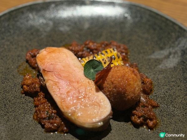 早前的生日飯來到了尖沙咀藝術中心的HUE，餐廳景觀對正維港景...