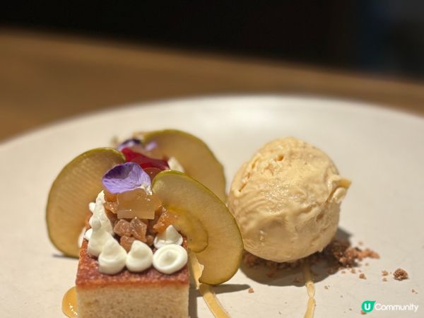 早前的生日飯來到了尖沙咀藝術中心的HUE，餐廳景觀對正維港景...