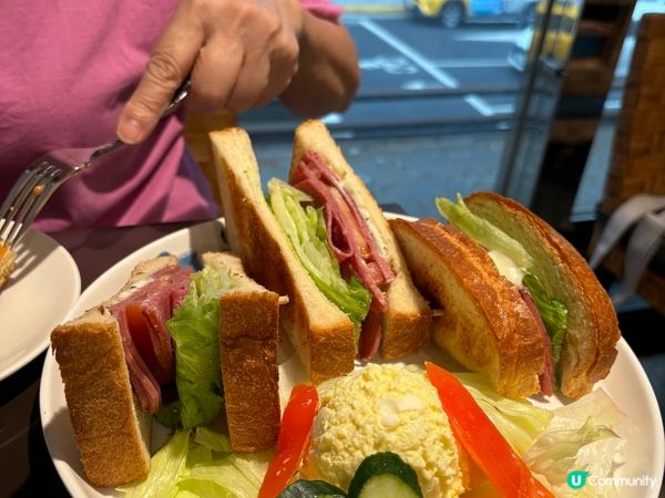 台北車站附近的咖啡弄餐廳。窩夫非常好吃，不是太甜恰到好處。另...