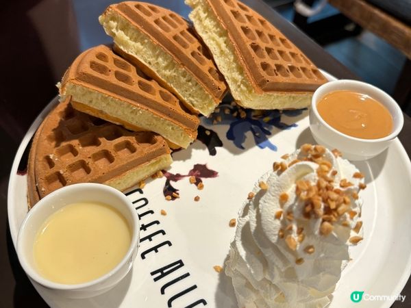 台北車站附近的咖啡弄餐廳。窩夫非常好吃，不是太甜恰到好處。另...