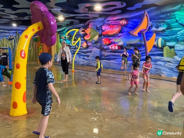 廣州融創水世界雖然細，但都幾好玩，冷氣剛好有節日活動，氣氛好...