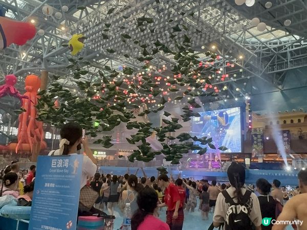 廣州融創水世界雖然細，但都幾好玩，冷氣剛好有節日活動，氣氛好...