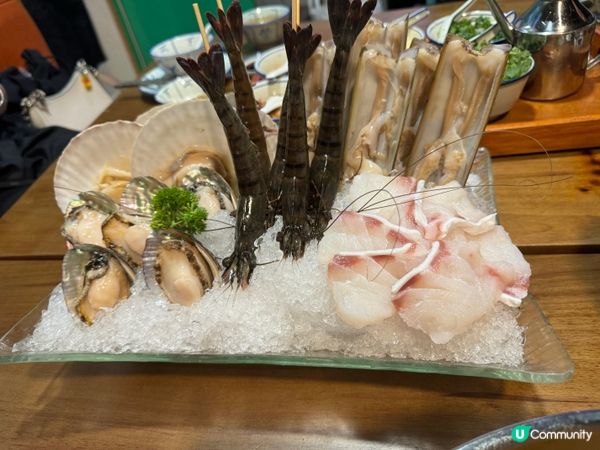 九龍城特色火鍋店，裝修有霓虹光管，還有龍鳳呈詳，食物新鮮美味...