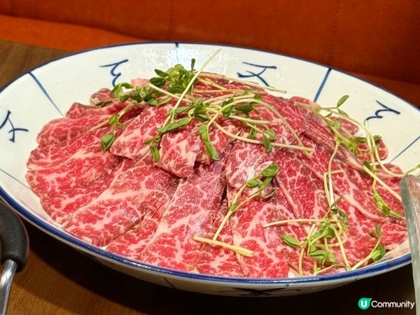 九龍城特色火鍋店，裝修有霓虹光管，還有龍鳳呈詳，食物新鮮美味...