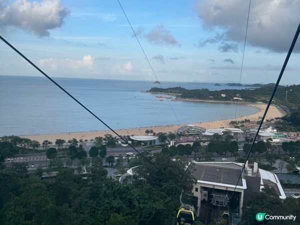 白天的珠海大劇院就如貝殼一樣的有著白色外表，但到了晚上，巨型...