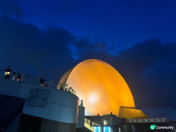 白天的珠海大劇院就如貝殼一樣的有著白色外表，但到了晚上，巨型...