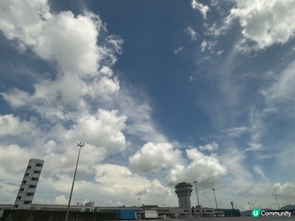 白天的珠海大劇院就如貝殼一樣的有著白色外表，但到了晚上，巨型...