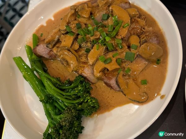 香草醬焗田螺、美味的黑毛豬及肉眼扒，令人食指大動！