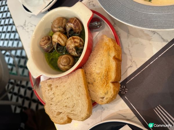 香草醬焗田螺、美味的黑毛豬及肉眼扒，令人食指大動！