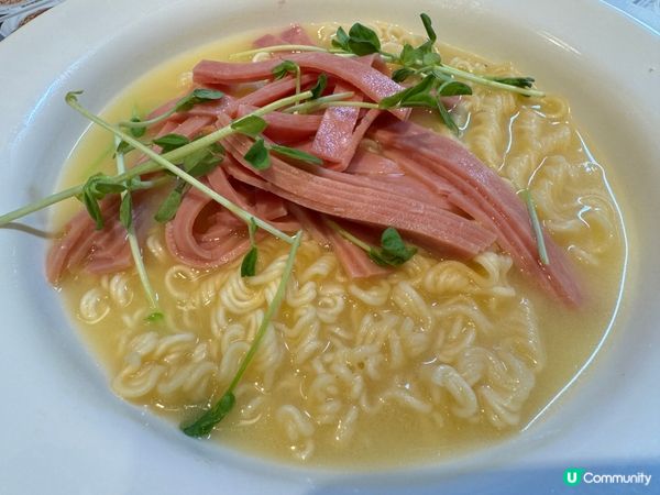 這是荃灣紅豆冰室，真材實料，性價比高。店內多數是卡位，而且是...