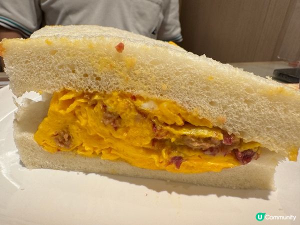 這是荃灣紅豆冰室，真材實料，性價比高。店內多數是卡位，而且是...