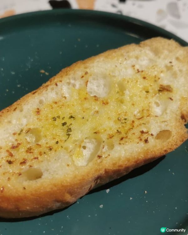 西餐廳好多時候都會有餐湯羹,而且呢個忌廉湯仲配咗蒜蓉包真係幾...