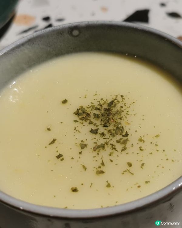西餐廳好多時候都會有餐湯羹,而且呢個忌廉湯仲配咗蒜蓉包真係幾...