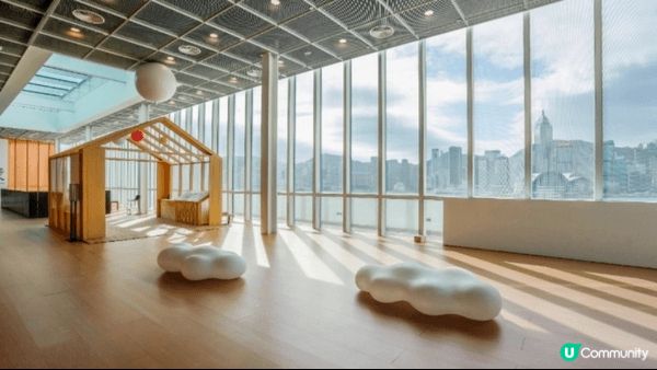 香港藝術館的建築設計風格極具巧思，各樓層均設有巨型落地玻璃幕...