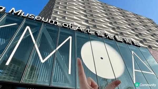 香港藝術館的建築設計風格極具巧思，各樓層均設有巨型落地玻璃幕...