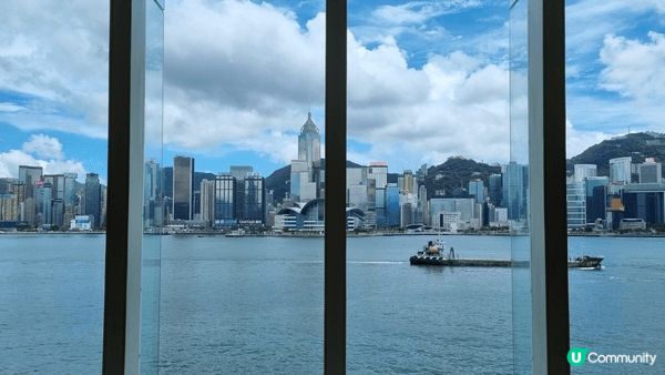 香港藝術館的建築設計風格極具巧思，各樓層均設有巨型落地玻璃幕...