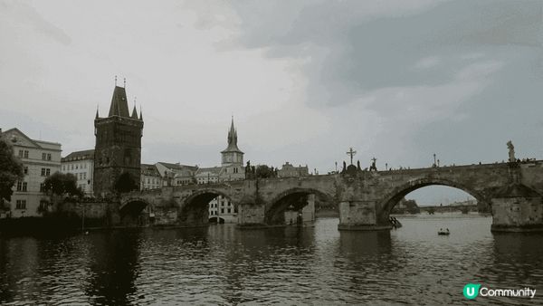 伏爾塔瓦河（Vltava River）是捷克最長的河流，全長...