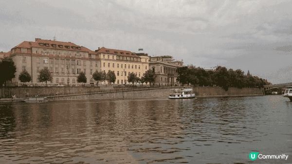 伏爾塔瓦河（Vltava River）是捷克最長的河流，全長...
