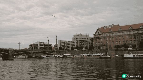 伏爾塔瓦河（Vltava River）是捷克最長的河流，全長...