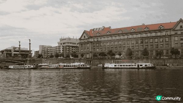 伏爾塔瓦河（Vltava River）是捷克最長的河流，全長...