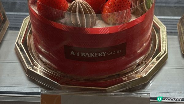 最鐘意食蛋糕同街邊食物，士多啤梨同朱古力蛋糕真係夾，希望可以...