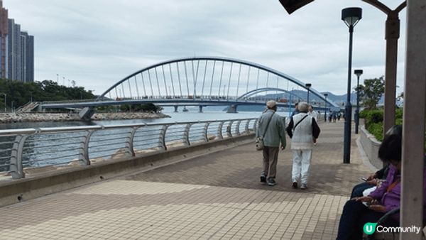 將軍澳海濱公園有海邊有單車徑好多小狗週圍走仲有跑步機