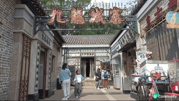 城寨公園內的九龍城寨光影之旅，展出很多電影内的古董道具和場景...