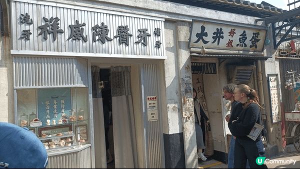 城寨公園內的九龍城寨光影之旅，展出很多電影内的古董道具和場景...