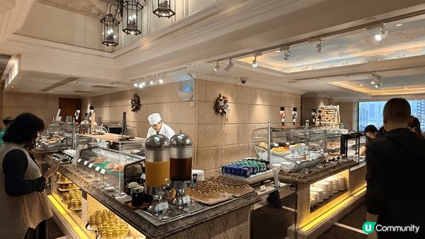 Royal Garden Hotel 午餐自助餐，款式很多樣...