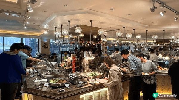 Royal Garden Hotel 午餐自助餐，款式很多樣...