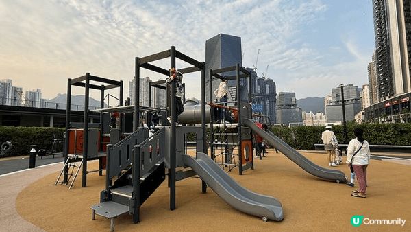 啟德新公園，不但包含了普通遊樂場應有的遊戲設施而還持有沙池，...