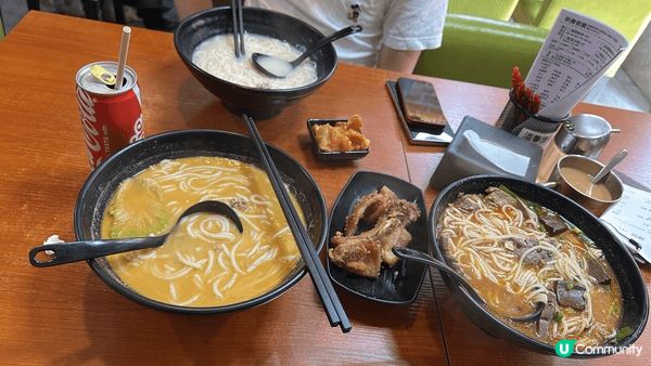 與爸爸細佬打卡本地荃灣小店的沙嗲湯米線，十分好食的港式地道美...