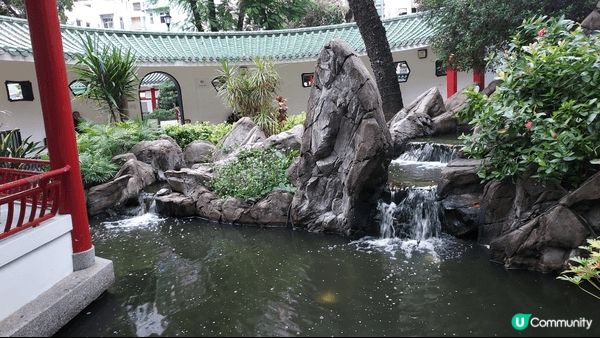 荷李活道公園古色古香，設有亭臺樓閣及小橋流水的打卡熱點。