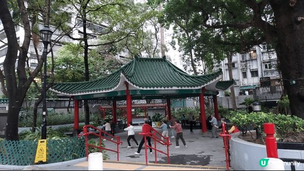 荷李活道公園古色古香，設有亭臺樓閣及小橋流水的打卡熱點。
