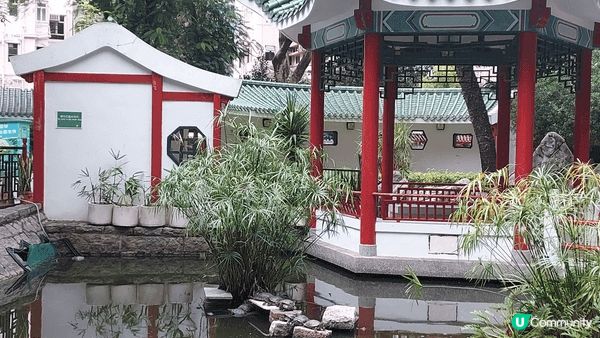 荷李活道公園古色古香，設有亭臺樓閣及小橋流水的打卡熱點。