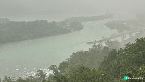 一星期成都、都江堰、藍眼淚、大熊貓苑等等，境內遊覽之旅。