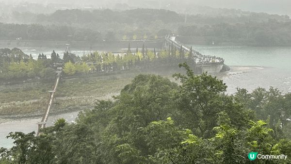 一星期成都、都江堰、藍眼淚、大熊貓苑等等，境內遊覽之旅。