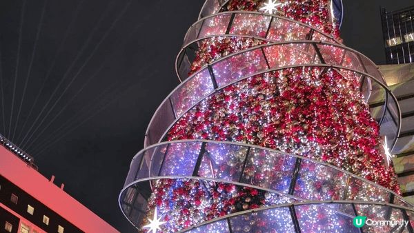 中環皇后像廣埸的聖誕節冬日嘉年華，埸內燈飾配合聖誕主題，晚上...