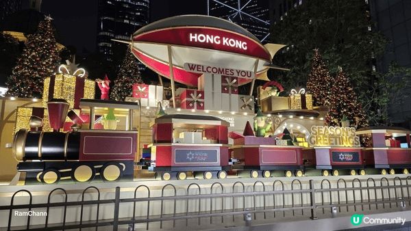 中環皇后像廣埸的聖誕節冬日嘉年華，埸內燈飾配合聖誕主題，晚上...