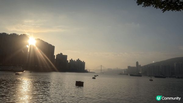 康城望海令人心曠神怡，十分平靜，可暫時忘憂，配上日落更是錦上...