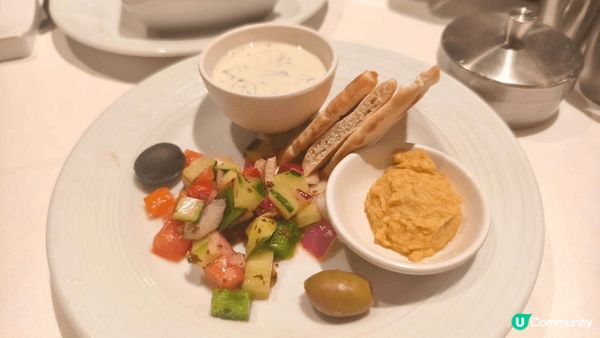 我最喜歡美食，其中包括大蝦、單肉素菜等等，希望大家欣賞我的美...