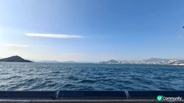 這是堅尼地城的海旁有十分多遊客來這裡拍照打卡。