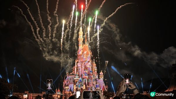 趁住迪士尼20週年連聖誕，入去感受聖誕濃厚的氣氛😍就好似走進...