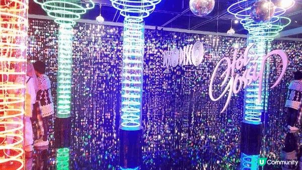 深水埗DX 設計館嘅《璀璨霓虹》霓虹燈展覽✨，承載著昔日香港...