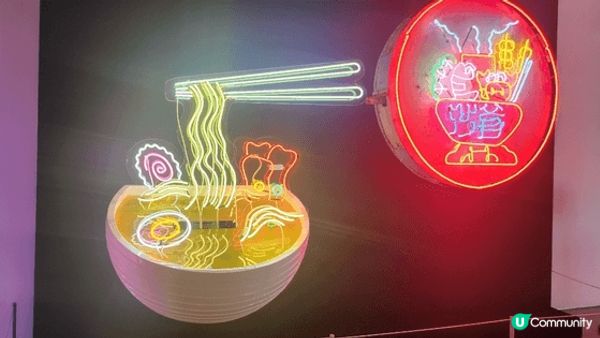 深水埗DX 設計館嘅《璀璨霓虹》霓虹燈展覽✨，承載著昔日香港...