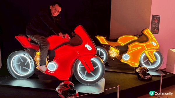 深水埗DX 設計館嘅《璀璨霓虹》霓虹燈展覽✨，承載著昔日香港...