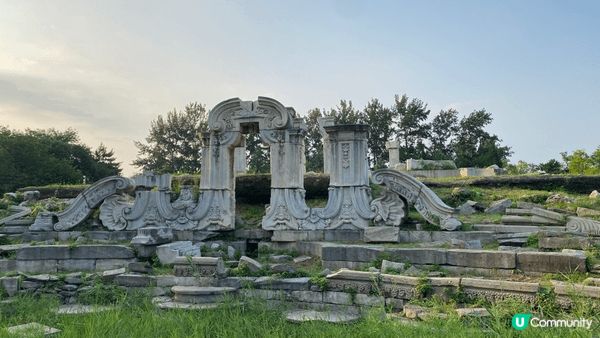 圓明園遺址如同時光傷痕，殘垣斷壁訴說昔日輝煌與浩劫。走進園中...